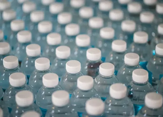 Bouteilles d'eau en plastique contaminées aux nanoparticules de plastique