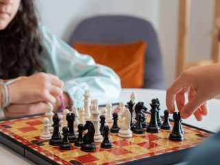 Depuis 2022, les échecs s'invitent dans les salles de classe.