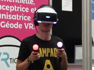 Homme portant un casque de réalité virtuelle