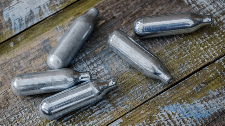 Gaz hilarant : derrière l’euphorie, les graves dangers pour les jeunes consommateurs