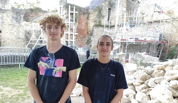 « Participer à un chantier historique, c’est une chance ! » : à Brie-Comte-Robert, ces jeunes bénévoles restaurent un château médiéval