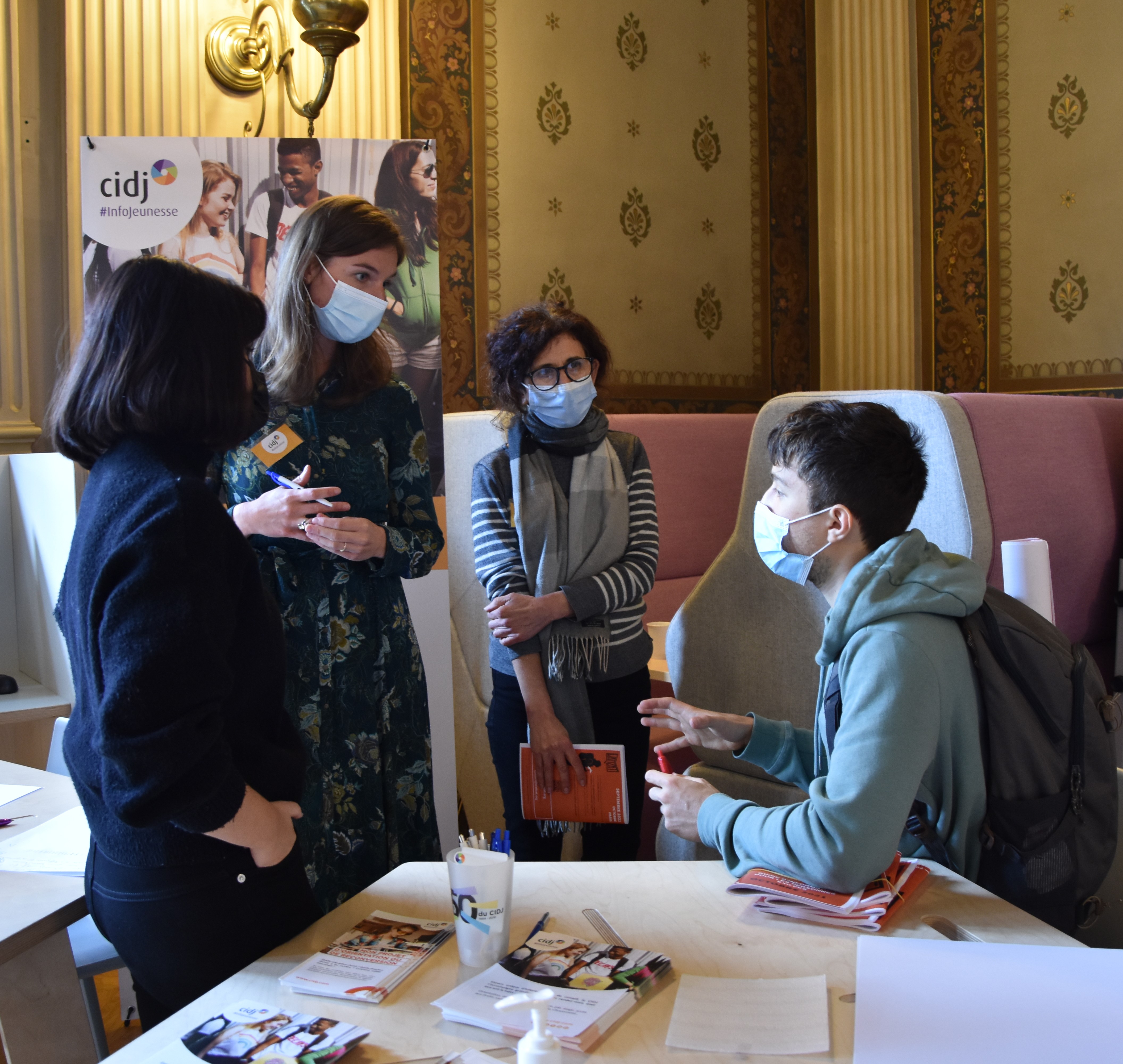 Conseiller.e.s qui échangent avec un jeune sur son projet d'orientation au CIDJ, QJ - 4 place du Louvre 75001 Paris 