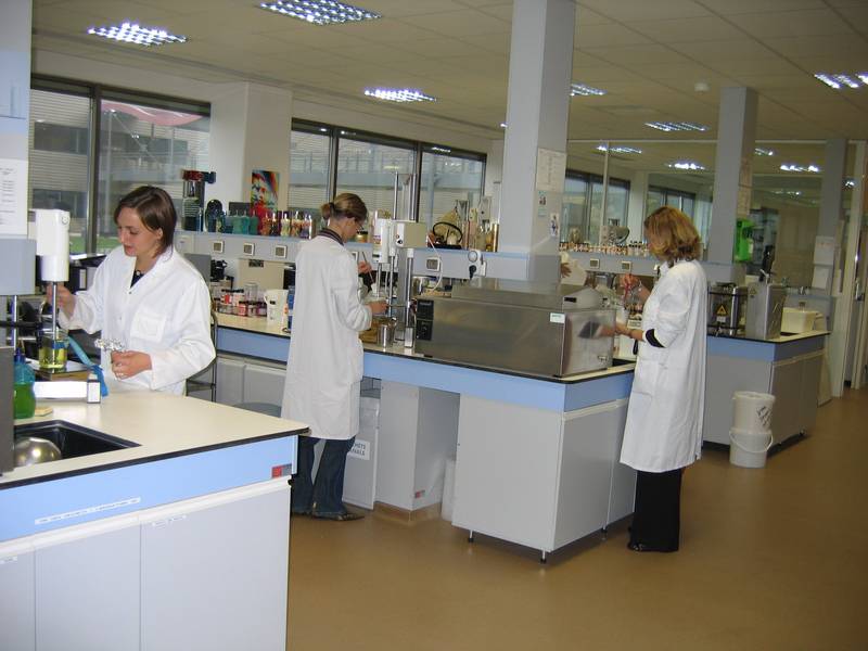 Les ingénieurs de formulation dans le laboratoire de recherche