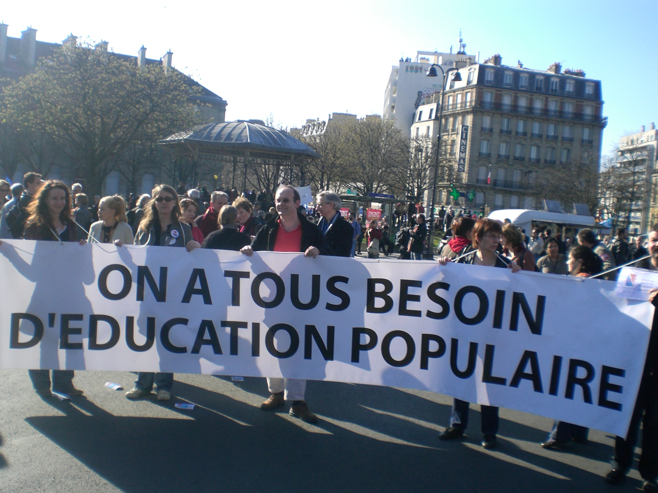 Photos de manifestants avec une banderole "on a tous besoin d'education populaire"