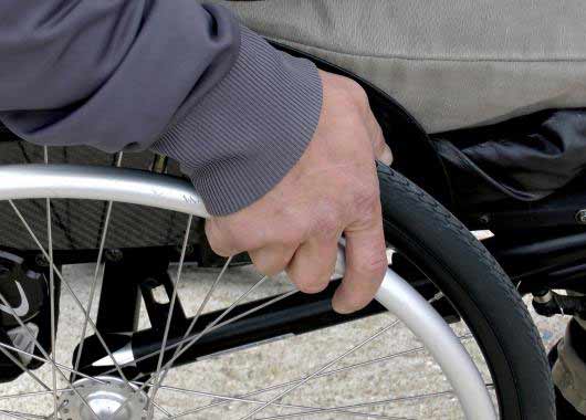 Charpentier, reconnu handicapé suite à un accident du travail, Ameur Gacem est en reconversion dans le commercial