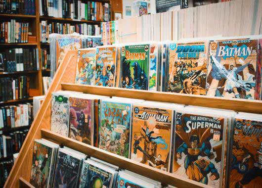 Un étalage de BD dans une librairie.. Le secteur de la bande dessinée se porte bien, pas ses auteurs.