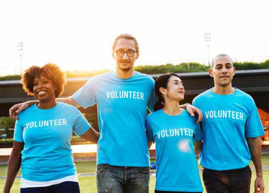 Quatre jeunes volontaires. Le corps européen de solidarité s'adresse aux jeunes de 18 à 30 ans.