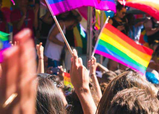 Lutter contre l’homophobie et la transphobie : lancement d’une campagne dans les collèges et lycées