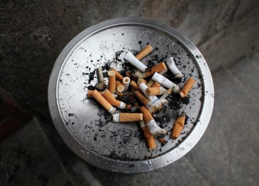 cigarettes dans un cendrier à l'occasion du Mois sans tabac
