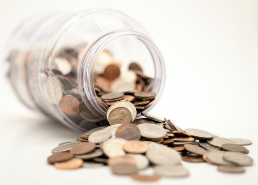Un pot avec des pièces monnaie pour illustrer les aides qui récompensent les bacheliers avec mention