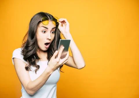 Une jeune femme découvre un Dick-pic