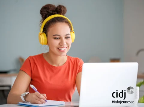 Une jeune femme sur un ordinateur fait ses voeux parcoursup