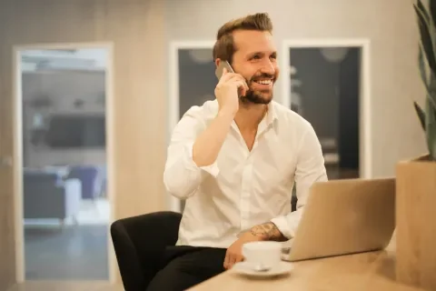 un homme heureux au travail