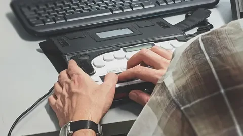 un handicapé travaille en alternance