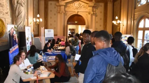 des jeunes au forum de l'alternance du CIDJ