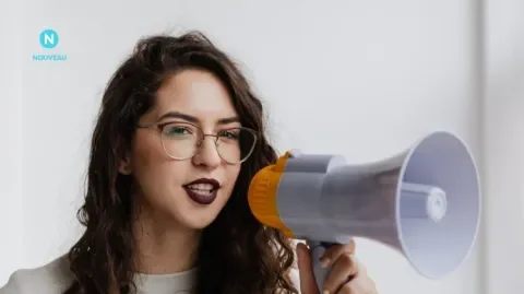une femme utilise un mégaphone en public