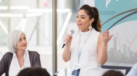 une intervenante anime une réunion collaborative 