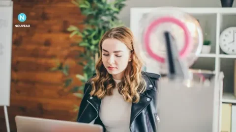 une jeune femme utilise un support digital