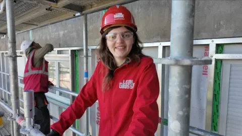 Alice est ingénieure travaux.