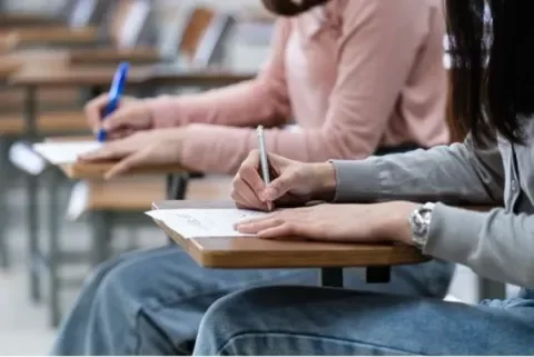 Bac et au brevet : dernières astuces d'orthographe pour éviter les fautes qui coûtent des points