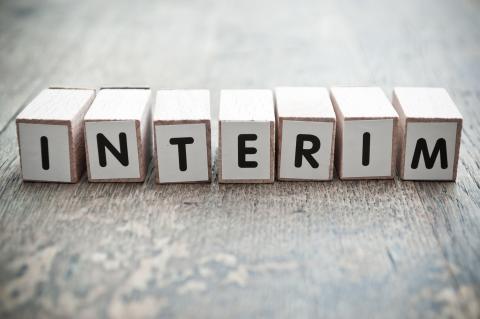 Lettres en carton formant le mot Intérim