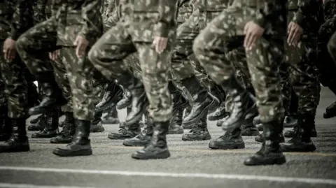Service national : un engagement militaire de dix mois pour les jeunes