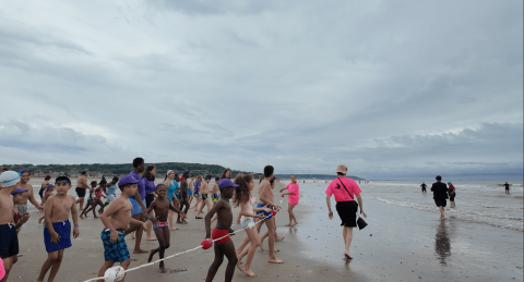 Les Oubliés des Vacances : à Deauville, une journée à la mer pour 5 000 enfants franciliens
