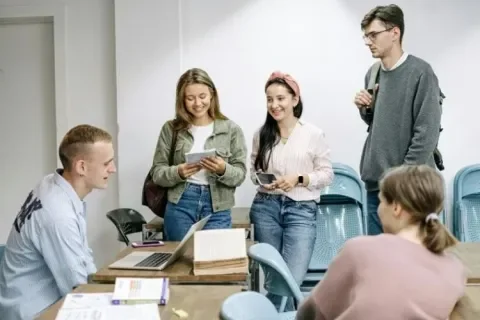 Études de santé : comment le tutorat accompagne les étudiants en première année
