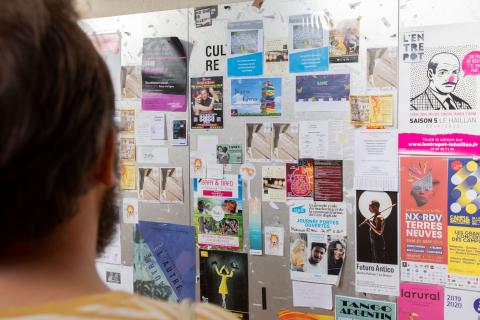 Mur d'affiches d'actions qui peuvent être financées par la CVEC