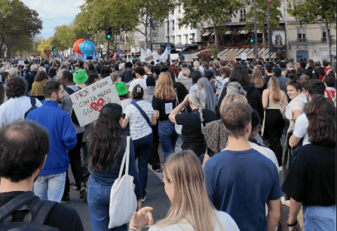 « Il faut que le gouvernement lâche avant nous » : étudiants et lycéens prêts à poursuivre la mobilisation