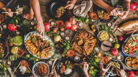 Groupe d'amis qui partage un repas