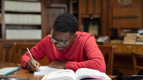 Prépas littéraires : programmes, admission et débouchés des 5 filières