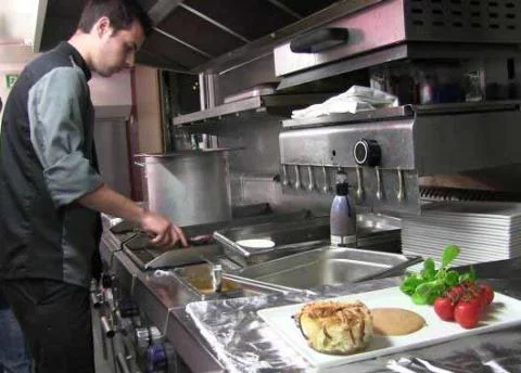 kevin cuisinier sur un bateau.jpg