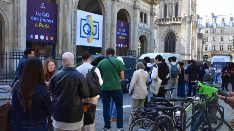 des jeunes font la queue devant QJ