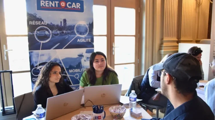 un jeune à un entretien du forum de l'alternance