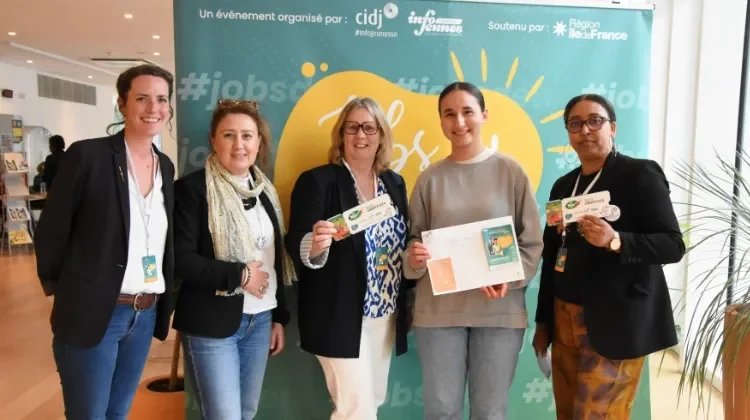 Les responsables du CIDJ au forum jobs d'été