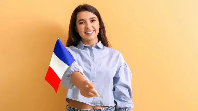 Jeune fille tenant un drapeau français bleu blanc rouge