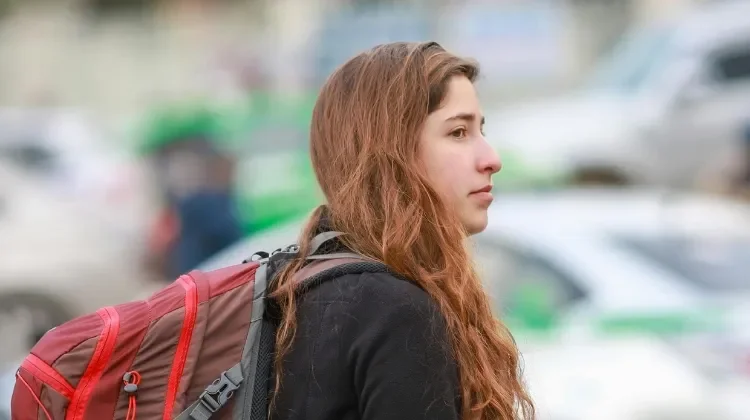Une jeune femme voyage avec son sac à dos