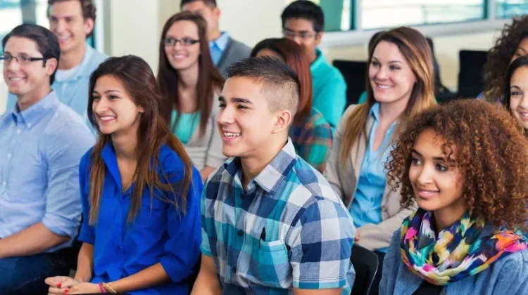 un groupe de jeune se fait accompagner pour leur choix d'orientation