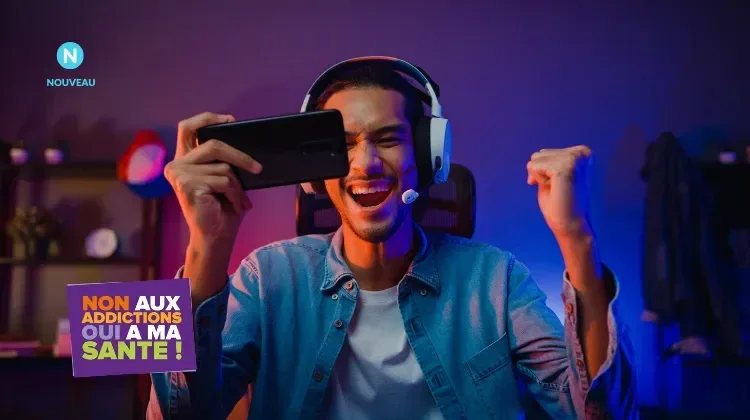 un jeune accro aux écrans est sur son téléphone 