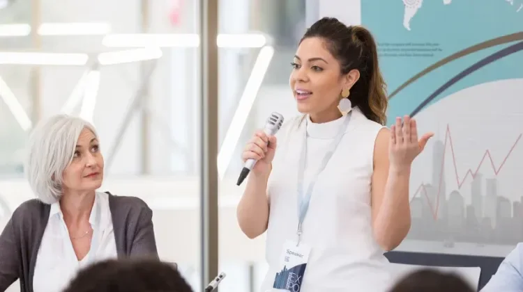 une intervenante anime une réunion collaborative 