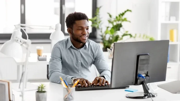 un homme optimise son profil Linkedin sur son ordinateur