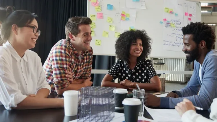 des personnes travaillent ensemble via des outils collaboratifs