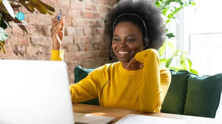 une femme initie une démarche de veille en ligne