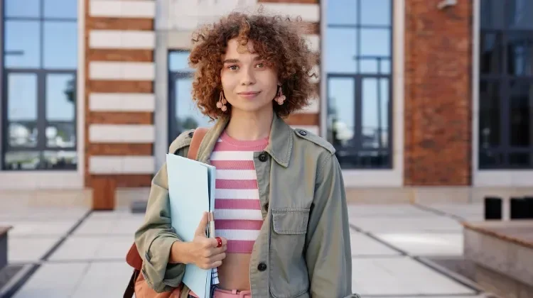 une jeune femme déterminée à trouver un emploi