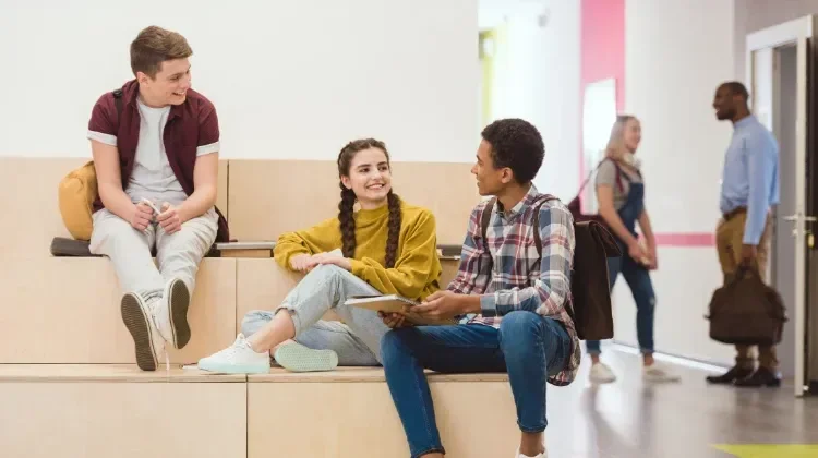 des jeunes élèves dans les couloirs de l'école