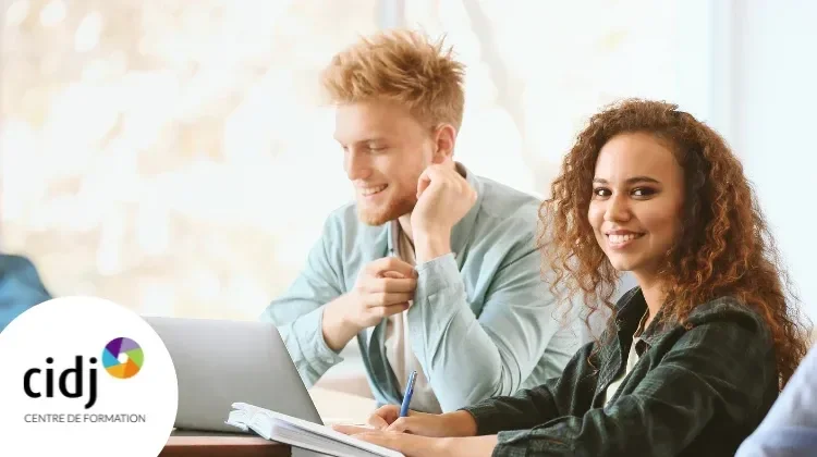 deux personnes suivent une formation