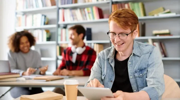 des personnes suivent une formation au développement personnel