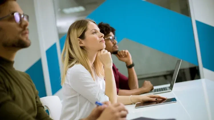 des personnes participent à une formation au numérique