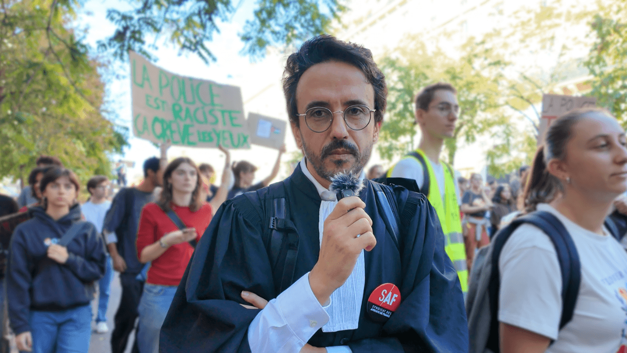 Mohamed Jaite, avocat au barreau de Paris, défend les mineurs lors de leurs gardes à vue.
